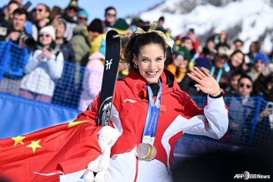 구아이링이 2026 밀라노·코르티나담페초 올림픽에서 획득한 금메달 한 개와 은메달 두 개를 목에 걸고 포즈를 취하고 있다. /AFPBBNews=뉴스1