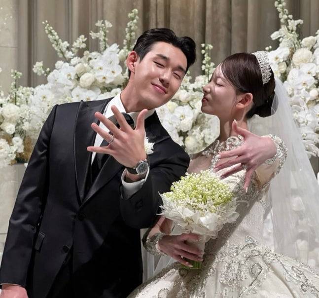 송민규(왼쪽)와 곽민선의 결혼식 사진 /사진=송민규 SNS 갈무리