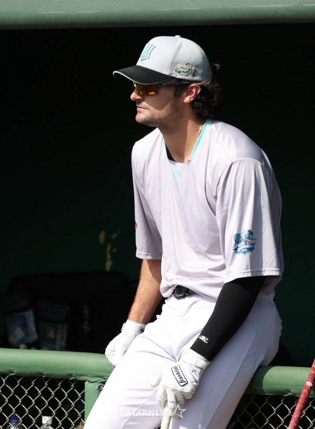 KT 위즈가 26일 일본 오키나와현 우루마 쿠시카와 야구장에서 스프링캠프 일정을 진행했다. 힐리어드가 동료들의 훈련을 바라보고 있다. /사진=김진경 대기자