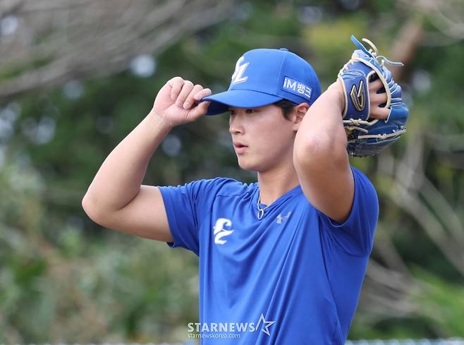 삼성 라이온즈 이호성이 지난달 19일 일본 오키나와 온나손 아카마 구장에서 2차 스프링캠프에서 캐치볼을 하고 있다. /사진=김진경 대기자