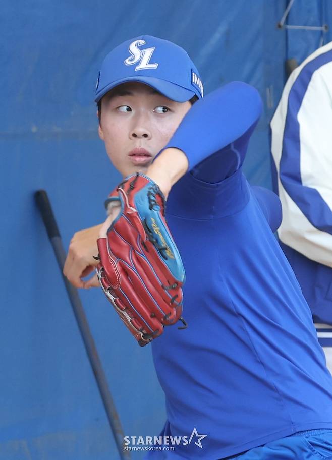 삼성 라이온즈 이호범이 지난달 19일 일본 오키나와 온나손 아카마 구장에서 2차 스프링캠프에서 불펜 투구를 펼치고 있다. /사진=김진경 대기자