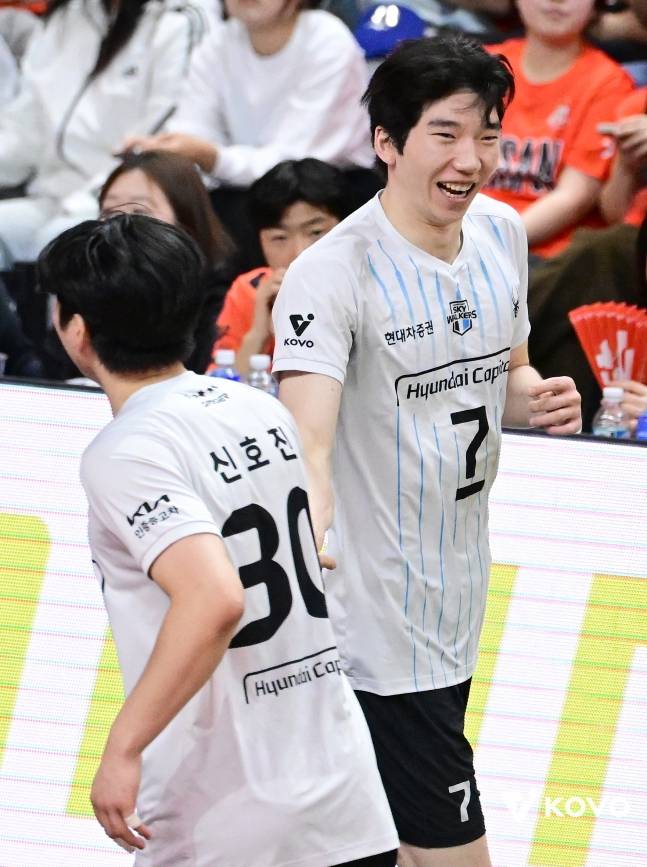 허수봉(오른쪽)이 득점 후 신호진과 하이파이브를 하고 있다. /사진=KOVO 제공
