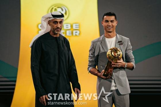 호날두(오른쪽). /사진=알 나스르 공식 사회관계망서비스(SNS)