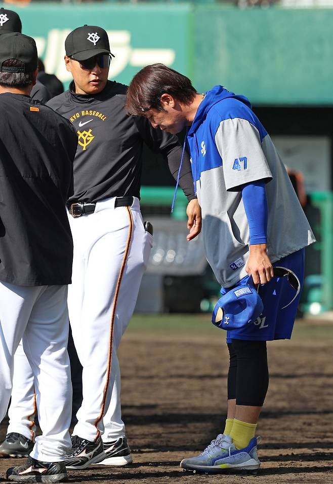 이승엽 요미우리 자이언츠 타격코치가 28일 삼성 라이온즈와의 연습경기를 앞두고 강민호와 인사를 나누고 있다. 삼성 라이온즈