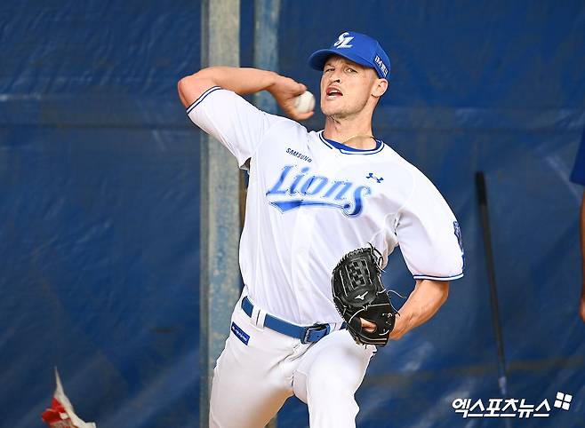 삼성 라이온즈가 외국인 투수 맷 매닝을 교체하기로 했다. 매닝은 지난 24일 연습경기 등판을 마친 뒤 팔꿈치 통증을 느꼈고, 한국에서 병원 검진을 받은 결과 팔꿈치 인대 손상이 발견됐다. 일본 오키나와에 머무르던 이종열 삼성 단장은 대체 외국인 선수 영입을 위해 급히 귀국했다. 엑스포츠뉴스 DB