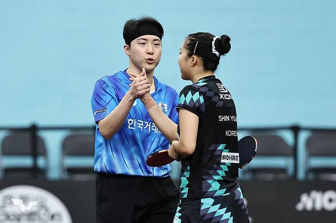 한국 여자 탁구 에이스 신유빈이 2026 월드테이블테니스(WTT) 싱가포르 스매시 복식 종목에서 모두 아쉬운 준우승으로 대회를 마쳤다. 신유빈은 28일 싱가포르에서 열린 대회 여자복식 결승에서 나가사키 미유(일본)와 한일 듀오를 이뤘으나, 일본의 하리모토 미와-하야타 히나 조에 게임 점수 0-3으로 패했다. 이로써 신유빈은 세계랭킹 1위 콤비인 임종훈(한국거래소)과 혼합복식 우승을 놓친 데 이어 여자복식도 아쉬운 준우승에 그쳤다. 여자단식에선 세계 2위 왕만위를 16강에서 만나 분전했으나 1-3으로 역전패했다. WTT