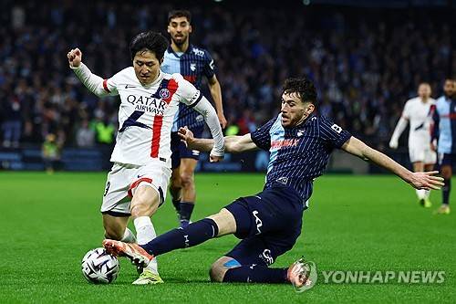 파리 생제르맹(PSG) 이강인이 답답했던 팀의 꽉 막힌 공격의 혈을 뚫는 마법 같은 패스로 승점 3점을 선물하며 PSG의 보물이라는 평가를 받았다. PSG는 1일(한국시간) 프랑스 르아브르의 스타드 오세안에서 열린 2025-2026시즌 프랑스 리그1 24라운드 원정 경기에서 르아브르를 1-0으로 꺾고 귀중한 승리를 챙겼다. 이강인은 르아브르의 질식 수비 속에서도 빛났다. 다가오는 유럽축구연맹(UEFA) 챔피언스리그 16강 첼시전을 앞두고 루이스 엔리케 감독의 눈도장을 확실하게 찍은 영양가 만점의 활약이었다. 연합뉴스