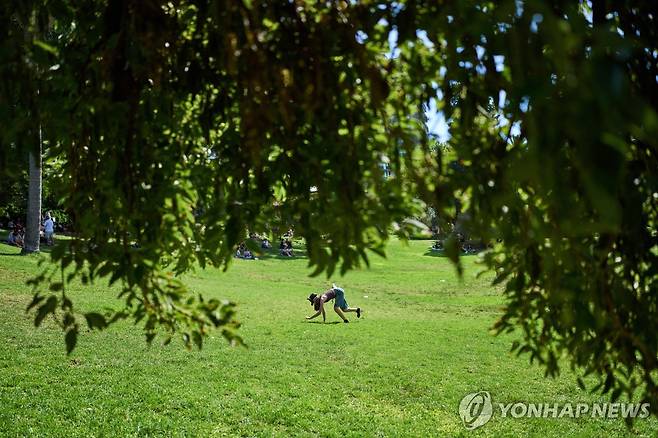 아르헨티나 테리안 청소년 (부에노스아이레스=AP 연합뉴스) 아르헨티나의 수도 부에노스아이레스에서 지난 22일(현지시간) '테리안 모임'에 참석한 청소년이 네발로 동물 흉내를 내고 있다. 테리안은 '테리안스로피(therianthropy)'에서 유래한 개념으로, 인간이 정신적·심리적으로 특정 동물과 깊이 연결돼 있다고 느끼는 상태를 의미한다. 이들은 스스로를 테리안으로 부르며, 동물 마스크와 꼬리를 부착하고 네발로 다닌다. 2026.3.1
