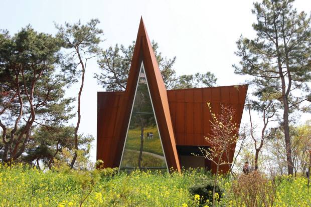 김준영 전주대 건축학과 교수가 설계한 작은 예배당 ‘숲속 초막 셋’ 전경.