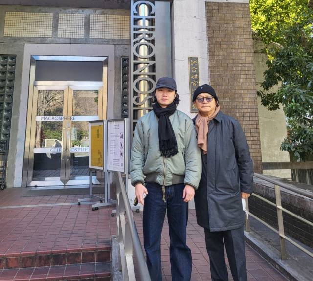 정홍규 에밀타케식물연구소 이사장(오른쪽)이 타케 신부가 1908년 한라산에서 채집한 제주 왕벚나무 표본(채집번호 4638번)이 도쿄대 총합연구박물관이 소장하고 있는 것을 확인하고 통역과 이 박물관 앞에서 촬영한 사진.