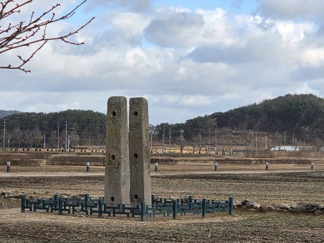 분황사와 황룡사 경게지점에 남아 있는 보물 분황사 당간지주.
