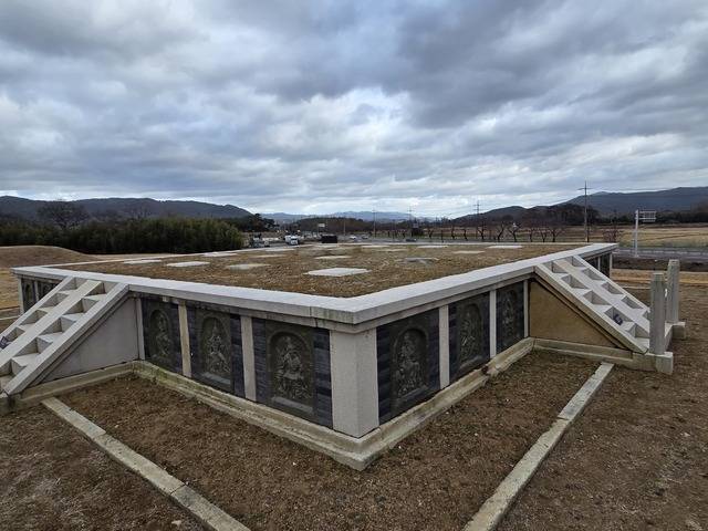 발굴 100년 만에 퍼즐을 맞춰 재현하고 있는 사천왕사지의 목탑 기단부.