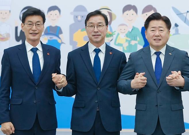 2024년 총선 직후 오영훈 지사와 제주지역 당선자들이 함께 촬영한 기념 사진. 왼쪽부터 문대림, 위성곤, 오영훈 / 사진=제주도