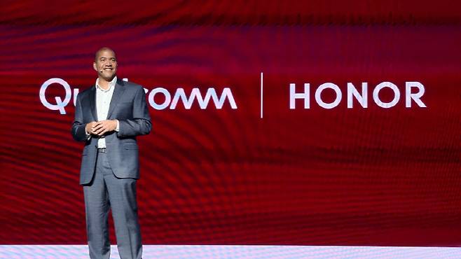 크리스 패트릭(Chris Patrick) 퀄컴 수석 부사장 겸 모바일 부문 총괄이 1일 MWC26 계기로 열린 HONOR 신제품 발표회에서 퀄컴과 아너의 협력을 발표하고 있따.(사진=퀄컴)