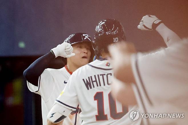 2일 일본 오사카 교세라돔에서 열린 월드베이스볼클래식(WBC) 평가전 한국 대표팀과 일본 프로야구 한신 타이거스와의 경기. 5회초 1사 한국 김도영이 솔로홈런을 친 뒤 셰이 위트컴과 기쁨을 나누고 있다. 사진=연합뉴스