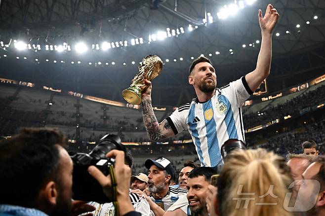 카타르 월드컵 트로피를 거머쥔 리오넬 메시 ⓒ AFP=뉴스1