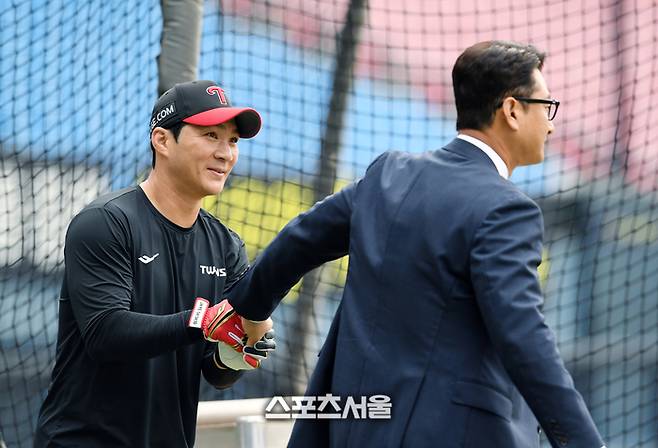 LG 오지환(왼쪽)이 26일 잠실구장에서 열리는 2025 KBO리그 한화와의 한국시리즈 1차전에 앞서 박용택 해설위원과 인사를 나누고 있다. 2025. 10. 26. 잠실 | 박진업 기자 upandup@sportsseoul.com