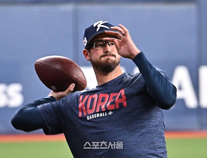 WBC 대한민국 야구대표팀의 데인 더닝이 2일 일본 오사카 교세라돔에서 열리는 한신 타이거즈의 경기에 앞서 럭비공으로 캐치볼을 하며 몸을 풀고 있다. 데인 더닝은 다음날 열리는 오릭스와의 연습경기에 선발 등판이 예정돼 있다. 오사카 | 박진업 기자 upandup@sportsseoul.com