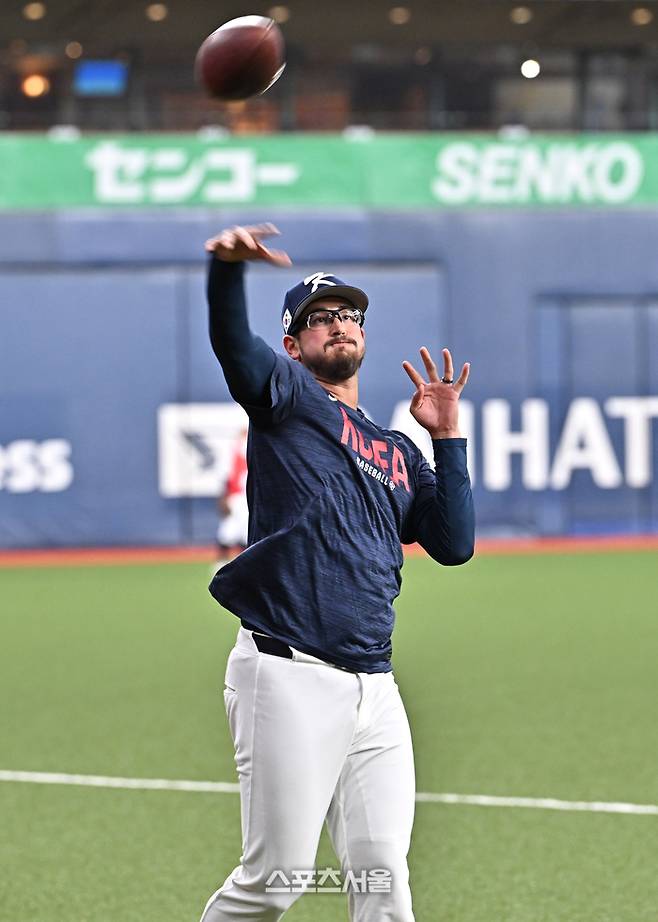 WBC 대한민국 야구대표팀의 데인 더닝이 2일 일본 오사카 교세라돔에서 열리는 한신 타이거즈의 경기에 앞서 럭비공으로 캐치볼을 하며 몸을 풀고 있다. 데인 더닝은 다음날 열리는 오릭스와의 연습경기에 선발 등판이 예정돼 있다. 오사카 | 박진업 기자 upandup@sportsseoul.com