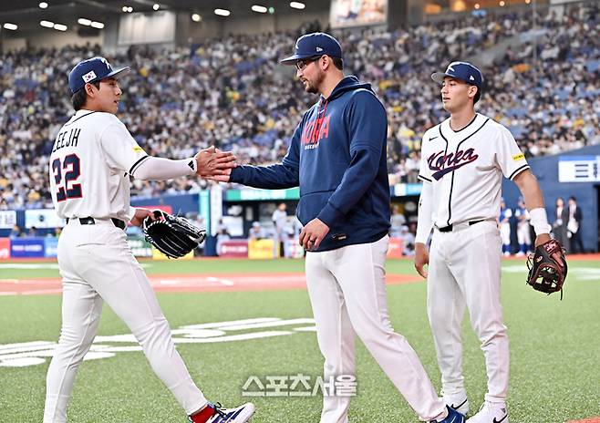 WBC 대한민국 야구대표팀의 이정후(왼쪽)가 2일 일본 오사카 교세라돔에서 열리는 한신 타이거즈의 경기에 앞서 데인 더닝(가운데), 셰인 위트컴과 인사를 나누고 있다. 오사카 | 박진업 기자 upandup@sportsseoul.com