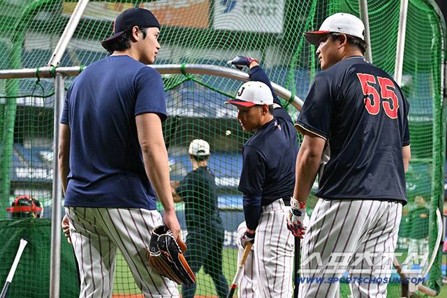오타니와 요시다, 무라카미(왼쪽부터) 베팅 케이지 근처에서 이야기를 나누고 있는 모습. 사진출처=일본야구대표팀 홈페이지