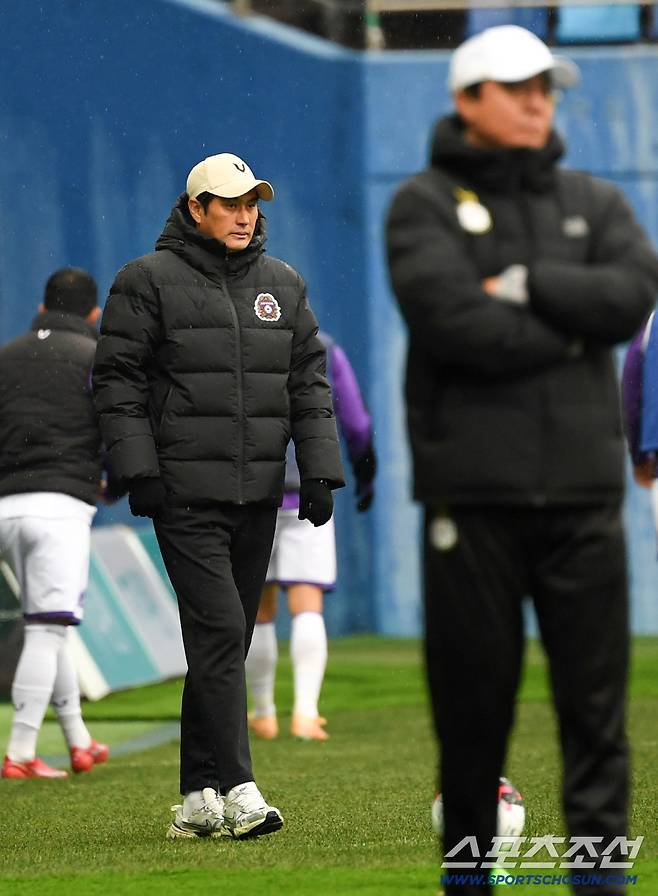 K리그1 대전하나시티즌과 FC안양의 경기가 2일 대전월드컵경기장에서 열렸다. 안양 유병훈 감독이 경기를 지켜보고 있다. 대전=박재만 기자 pjm@sportschosun.com/2026.03.02/