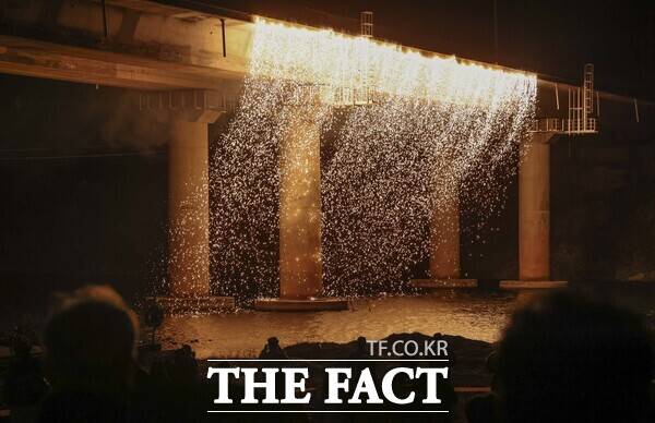 2월 28일 대전시 대덕구가 주최하고 신탄진 대보름 쥐불놀이추진위원회가 주관한 '27회 신탄진 대보름 쥐불놀이 축제'에서 낙화 놀이가 진행되고 있다. /대전시 대덕구