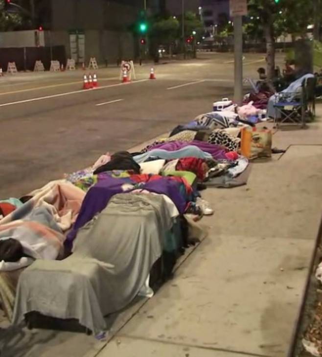 2018년 9월 방탄소년단(BTS)의 미국 투어 공연 당시 LA 스테이플 센터 앞에서 팬들이 노숙하는 모습. 당시 BTS 팬들은 앞자리에서 공연을 보기 위해 인도에서 노숙했다. 경찰과 서울시는 BTS의 컴백 공연(21일)이 열리는 서울 광화문광장에서도 비슷한 상황이 벌어질 것이라 보고 긴장하고 있다./소셜미디어