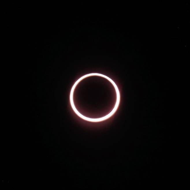 2월17일 프랑스와 이탈리아 공동의 콩코르디아기지에서 촬영한 ‘불의 고리’ 금환일식. 유럽우주국 제공