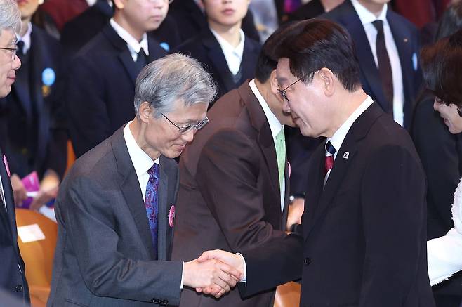 이재명 대통령이 1일 서울 강남구 코엑스에서 열린 제107주년 3·1절 기념식에서 조희대 대법원장과 악수하고 있다. 연합뉴스