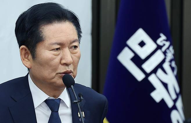 정청래 더불어민주당 대표가 24일 국회에서 열린 의원총회에서 발언하고 있다. 임현동 기자