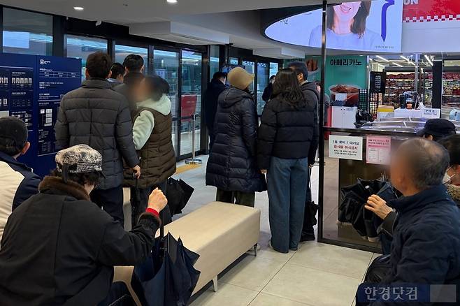 잠실선착장에서 시민들이 한강버스 탑승을 기다리고 있다. / 사진=이수 기자