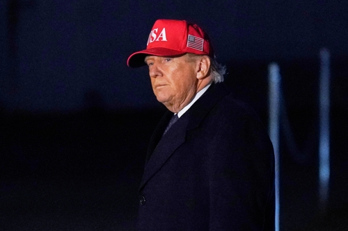 1일(현지시간) 밤 도널드 트럼프 미국 대통령이 백악관으로 복귀하고 있다. AP연합뉴스