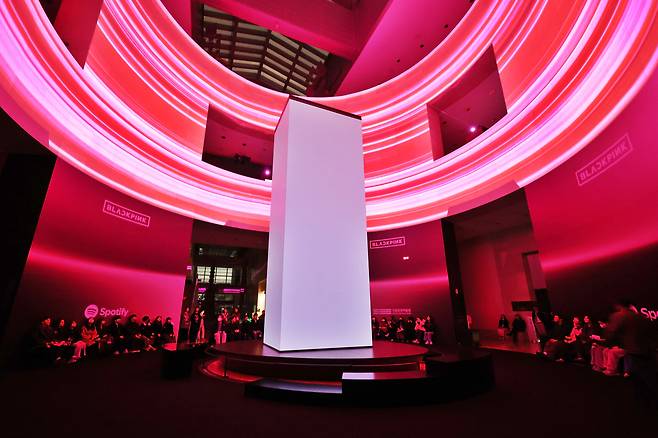 지난달 26일 오후 서울 용산구 국립중앙박물관에서 열린 블랙핑크 새 미니앨범 ‘데드라인’(DEADLINE) 사전 청음 행사에서 팬들이 신곡을 들어보고 있다. 연합뉴스