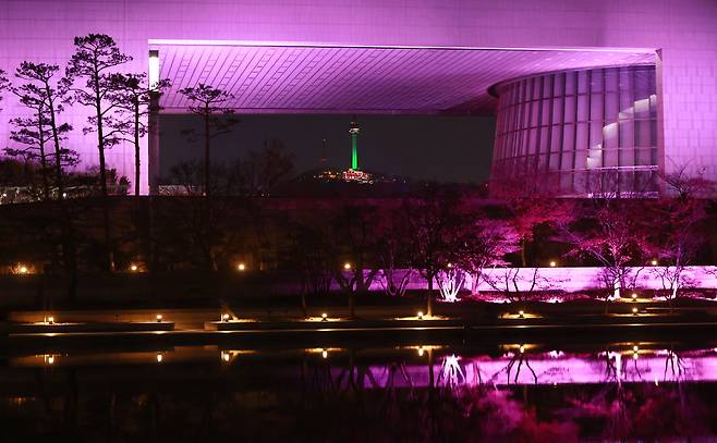 지난달 26일 오후 서울 용산구 국립중앙박물관 외관이 블랙핑크를 상징하는 분홍빛으로 물들어 있다. 연합뉴스