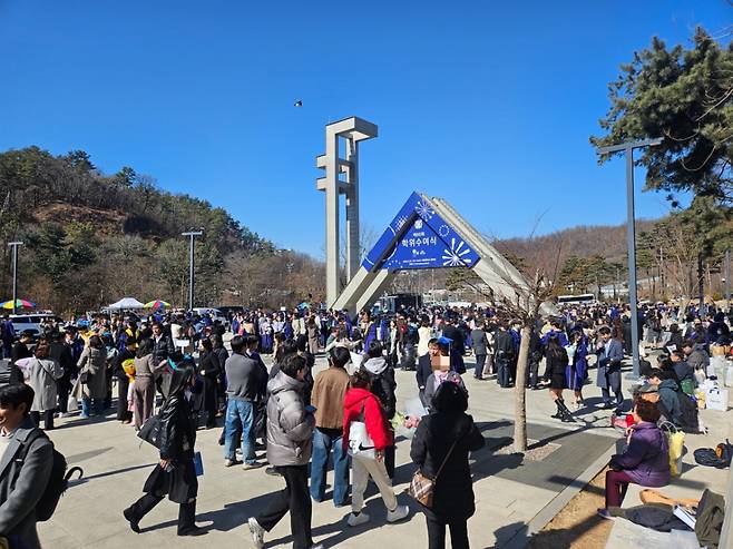 지난 25일 오전 졸업식날인 서울 관악구 서울대학교 정문 인근 모습./사진=박상혁 기자