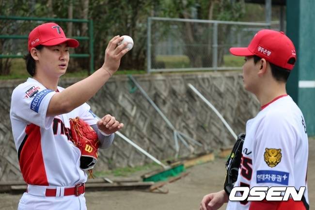 KIA 성영탁이 곽도규와 이야기를 나누고 있다. /KIA 타이거즈 제공