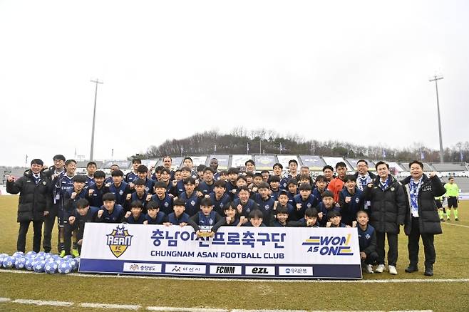 충남아산FC 선수단과 김태흠 충남지사가 ‘하나은행 K리그2 2026’ 파주 프런티어FC와의 홈 개막전에 앞서 기념촬영을 하고 있다. 도 제공