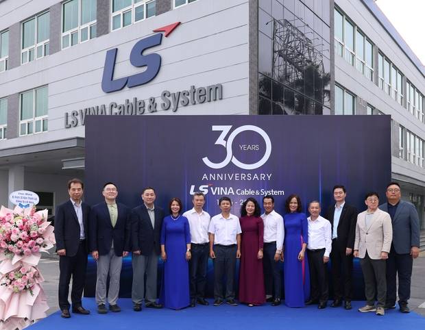 1일 베트남 하이퐁 사업장에서 열린 LS-비나(VINA) 창립 30주년 기념식에서 구본규(왼쪽 두 번째) LS전선 대표와 이상호(〃 세 번째) LS에코에너지 대표, 장동욱(〃 첫 번째) LS-VINA 법인장 등 참석자들이 기념촬영을 하고 있다. LS