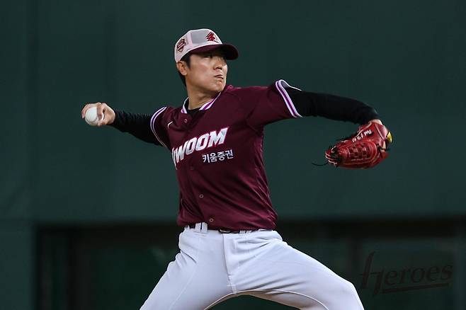 정든 롯데를 떠나 키움으로 이적한 박진형은 마운드에 힘을 보탤 것으로 기대가 크다. 대만 가오슝 스프링캠프 연습경기에서 투구하는 박진형. 사진제공ㅣ키움 히어로즈