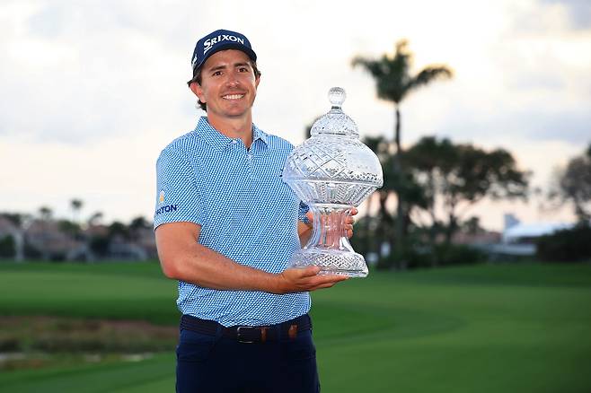 니코 에차바리아가 2일 끝난 PGA투어 코그니전트 클래식에서 우승한 뒤 우승 트로피를 들어보이고 있다. 게티이미지코리아