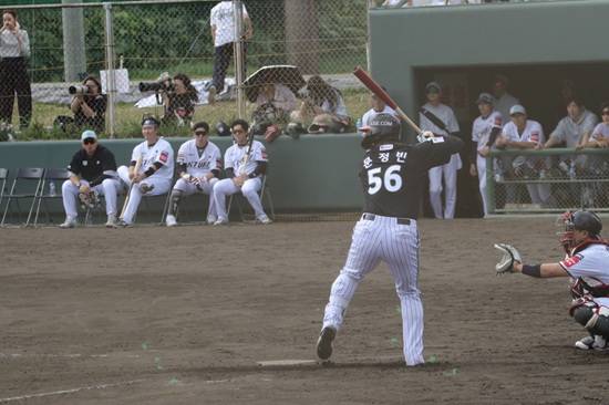 LG 트윈스 거포 유망주 문정빈이 2026 2차 스프링캠프 KT 위즈와 연습경기에서 추격의 솔로홈런 포함 2출루 경기를 완성하며 강한 인상을 남겼다. LG 트윈스