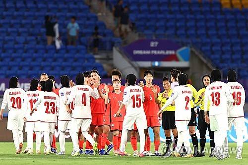 대회 전부터 여러 잡음이 나왔던 대한민국 여자 축구대표팀이 2026 아시아축구연맹(AFC) 여자 아시안컵 첫 경기를 시원한 대승으로 장식했다. 신상우 감독이 이끄는 한국 대표팀은 2일(한국시간) 호주 골드코스트 스타디움에서 열린 대회 조별리그 A조 1차전서 이란을 3-0으로 완파했다. 기분 좋은 첫 승을 거둔 신상우호는 오는 5일 필리핀, 8일 개최국 호주와 차례로 맞붙어 8강 진출을 다툰다. 연합뉴스