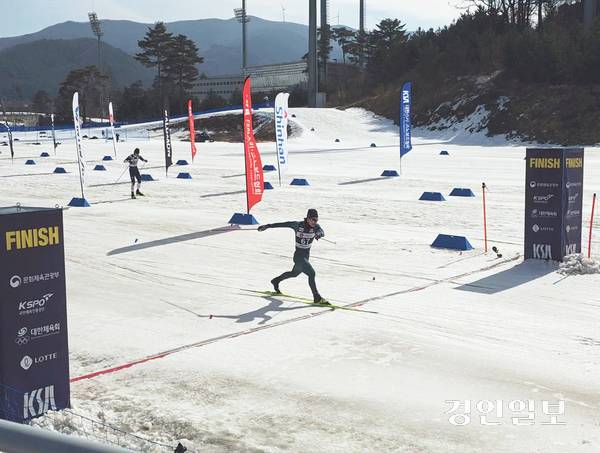 26일 강원도 평창 알펜시아리조트 크로스컨트리센터에서 열린 제107회 전국동계체육대회 크로스컨트리 프리 15㎞ 남일반부 경기에서 경기도청 소속 김장회가 결승선을 통과하고 있다. 2026.2.26 평창/이영선기자 zero@kyeongin.com