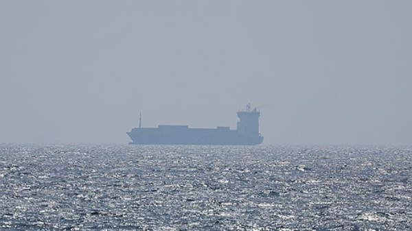 호르무즈 해협 위 선박. 연합뉴스