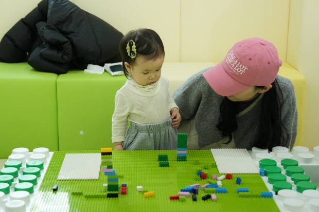 나주시가 출생기본소득 요건 완화에 따라 대상 가정을 적극 발굴하고 있다. 사진은 빛가람꿈자람센터를 방문한 나주 시민 모습. 나주시 제공
