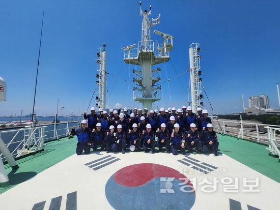 ▲ 한국해운조합은 인천해사고등학교(교장 양희복)와 함께 매년 2회 개설 중인 해기교육원 해기사 양성과정이 올해부터 5급(국내항한정) 면허로 전환됐다고 2일 밝혔다. 사진은 해기교육원 실습선 교육 모습. 해운조합 제공