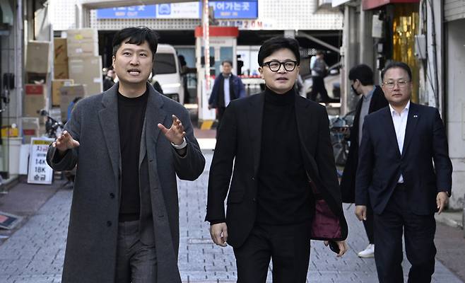 지난달 25일 오후 대구 중구 교동 패션주얼리특구를 찾은 한동훈(가운데) 전 국민의힘 대표가 국민의힘 우재준(대구 북구갑) 의원과 특구를 둘러보고 있다. 영남일보DB