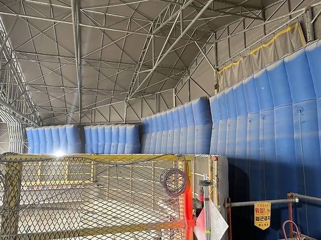 도심 공사 특성상 소음을 줄이기 위해 설치된 방음에어벽/사진=안재민 기자