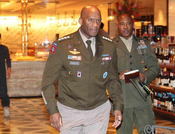 제이비어 브런슨 주한미군사령관이 26일 서울 종로구 포시즌스호텔에서 조현 외교부 장관, 엘브리지 콜비 미 국방부(전쟁부) 정책담당 차관과 조찬 회동을 마친 뒤 이동하고 있다. 2026.1.26. 연합뉴스